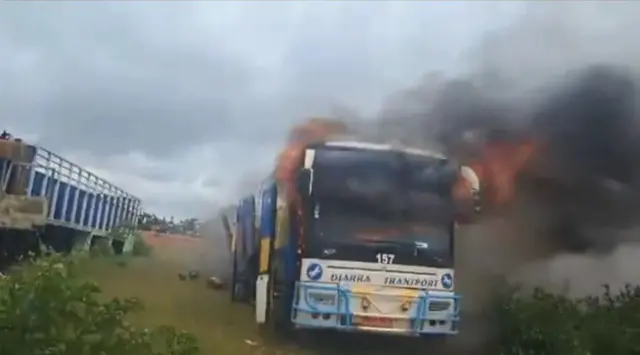 Mali: jihadisti danno fuoco alle autocisterne.