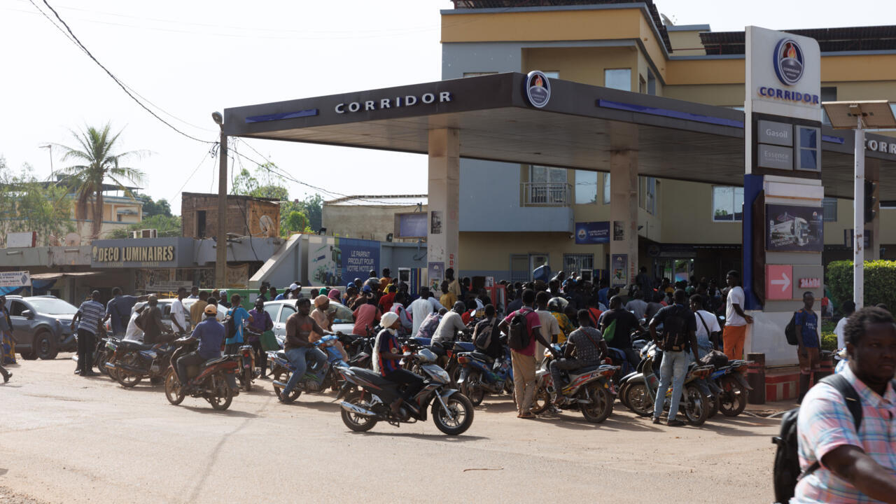 Bamako: file davanti alle stazioni di benzina.