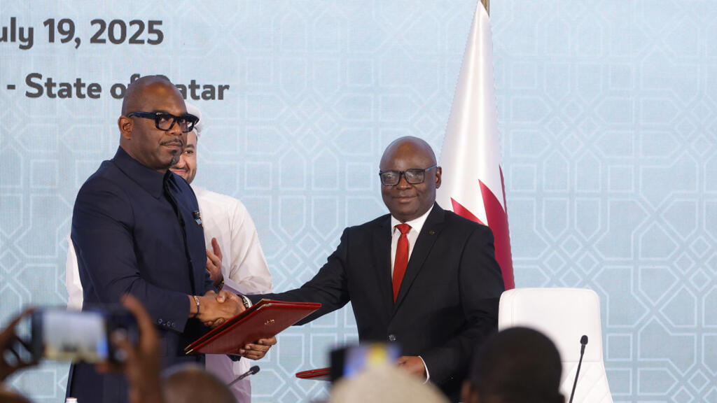 Doha, Qatar, cerimonia firma accordo quadro: a sinistra Sumbu Sita Mambu, alto rappresentante del presidente del Congo-K, Felix Tshisekedi, e Benjamin Mbonimpa, segretario esecutivo di M23.