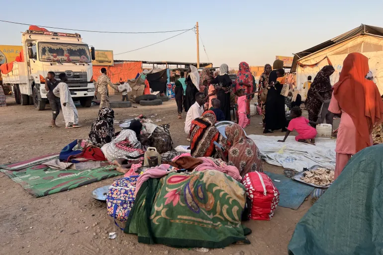 Residenti in fuga da al-Fasher, capoluogo del Nord Darfur, in mano alle RSF.