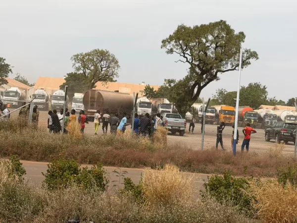 Autobotti di carburante dal Niger in aiuto del Mali ridotto alla fame