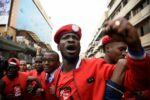 Bobi Wine alla testa di un corteo