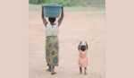 Donna e bambina africana trasportano acqua sulla testa
