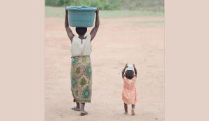 Donna e bambina africana acqua sulla testa